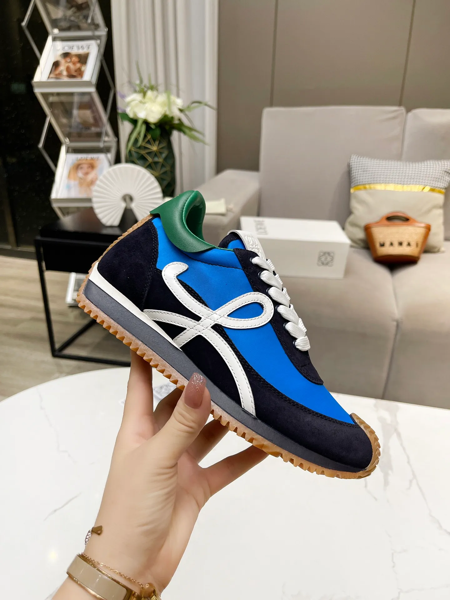 👟👟Ex-factory price 520👟👟 Men's code +10 Women's model: 35--39 (customized code 40 for women), Men's model: 40--44 (customized code 45 for men), 🔥🔥Hot LOEWE 2024 latest inner color block moral training shoes Forrest Gump shoes super good-looking super versatile color block stitching upper Very high-end hidden inner vagina 4cm! The heel has a novel design, is soft and comfortable, and has an exclusive brand logo on the side. It will be rated as the most comfortable sneaker of the year and is a must-have for your shoe cabinet!  The upper is made of special original cowhide + original cloth imported from Australia. The cowhide insole / original private model is exclusively customized with a 1:1 outsole!  Complete set in original packaging.